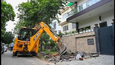 Around 300 houses have been issued restoration notices in DLF Phase-3 and will face legal action, officials added. (Parveen Kumar/HT) Around 300 houses have been issued restoration notices in DLF Phase-3 and will face legal action, officials added. (Parveen Kumar/HT)