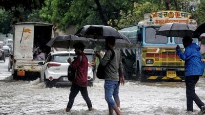 IMD şehri 'turuncu alarma' geçirirken Mumbai'nin bazı kesimleri şiddetli yağışlara tanık oluyor.