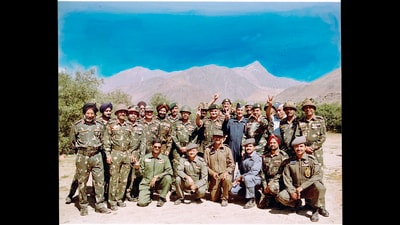 General Ved Prakash Malik, the chief of army staff during the Kargil War, and Air Chief Marshal Anil Yashwant Tipnis, then chief of the air staff, with the victorious Indian Army troops after recapturing Tiger Hill in July 1999. (HT File) General Ved Prakash Malik, the chief of army staff during the Kargil War, and Air Chief Marshal Anil Yashwant Tipnis, then chief of the air staff, with the victorious Indian Army troops after recapturing Tiger Hill in July 1999. (HT File)