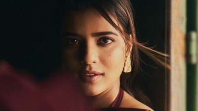 <p>జులై 2 నుంచి ప్రైమ్ వీడియోలో ఇసాకపట్నం అందుబాటులోకి వచ్చింది. ఈ క్రైమ్ థ్రిల్లర్ లో సముద్రఖని తదితరులు నటించారు. ప్రస్తుతం ప్రైమ్ వీడియో వెబ్ సిరీస్ లలో ఇసాకపట్నం ట్రెండింగ్ నంబర్ 3గా ఉంది. </p> (instagram-Aishwarya Rajesh)