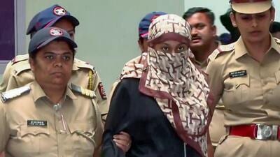 Lonavala, Jul 03 (ANI): Accused in the Ketan Agarwal murder case Siya Goyal being taken to court from Vadgaon Maval Police Station, in Lonavala on Friday. (ANI Video Grab) (ANI Video Grab)