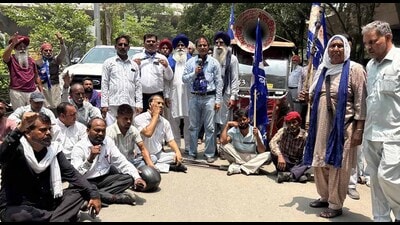 Members of Bahujan Samaj Party protesting outside Mini Secretariat in Ludhiana on Friday. (Manish/HT)