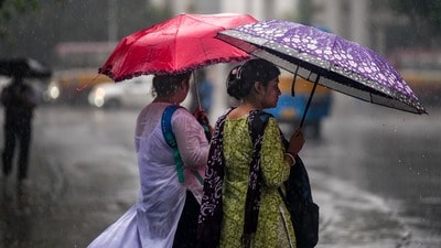 নিম্নচাপের জেরে আজ থেকে ভারী বৃষ্টি শুরু হবে দক্ষিণবঙ্গে। (ছবি সৌজন্যে পিটিআই) নিম্নচাপের জেরে আজ থেকে ভারী বৃষ্টি শুরু হবে দক্ষিণবঙ্গে। (ছবি সৌজন্যে পিটিআই)