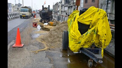 The barricades around the highway are broken with no proper reflectors or warning signs, which poses a serious threat to the daily commuters. (Gurpreet Singh/HT) The barricades around the highway are broken with no proper reflectors or warning signs, which poses a serious threat to the daily commuters. (Gurpreet Singh/HT)