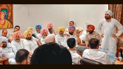 The meeting, which lasted nearly four hours, ended with a unanimous demand that the All India Congress Committee reconsider its recent organisational appointments. (HT) The meeting, which lasted nearly four hours, ended with a unanimous demand that the All India Congress Committee reconsider its recent organisational appointments. (HT)