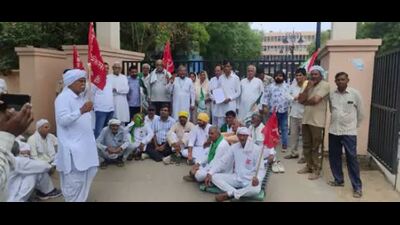 The protesters argued that the proposed connection would not affect the water supply to Hansi and would instead save the government nearly  ₹3 crore in additional infrastructure costs. (HT Photo)