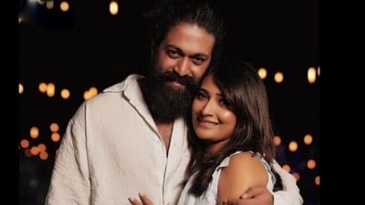 Yash: పేరెంట్స్తో కలిసి చూడలేని సీన్స్ చేయను.. అప్పట్లో పెద్ద పెద్ద డైలాగ్స్ చెప్పిన యశ్.. ఇప్పుడీ బూతు సీన్లు ఏంటంటూ.. Yash: పేరెంట్స్తో కలిసి చూడలేని సీన్స్ చేయను.. అప్పట్లో పెద్ద పెద్ద డైలాగ్స్ చెప్పిన యశ్.. ఇప్పుడీ బూతు సీన్లు ఏంటంటూ..