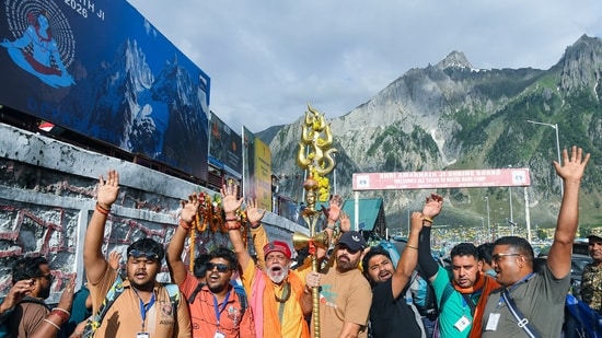 Locals welcome Amarnath pilgrims with roses as yatris arrive at Baltal base camp, in Ganderbal on Thursday. (ANI Photo)
