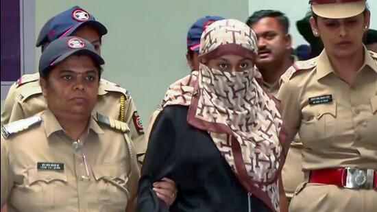 Lonavala, Jul 03 (ANI): Accused in the Ketan Agarwal murder case Siya Goyal being taken to court from Vadgaon Maval Police Station, in Lonavala on Friday. (ANI Video Grab) (ANI Video Grab)