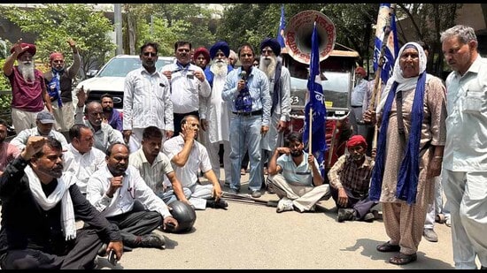 Members of Bahujan Samaj Party protesting outside Mini Secretariat in Ludhiana on Friday. (Manish/HT)
