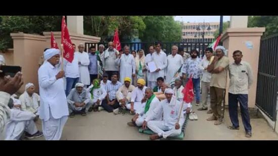 The protesters argued that the proposed connection would not affect the water supply to Hansi and would instead save the government nearly ₹3 crore in additional infrastructure costs. (HT Photo)