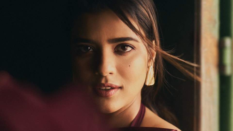 <p>జులై 2 నుంచి ప్రైమ్ వీడియోలో ఇసాకపట్నం అందుబాటులోకి వచ్చింది. ఈ క్రైమ్ థ్రిల్లర్ లో సముద్రఖని తదితరులు నటించారు. ప్రస్తుతం ప్రైమ్ వీడియో వెబ్ సిరీస్ లలో ఇసాకపట్నం ట్రెండింగ్ నంబర్ 3గా ఉంది. </p>(instagram-Aishwarya Rajesh)