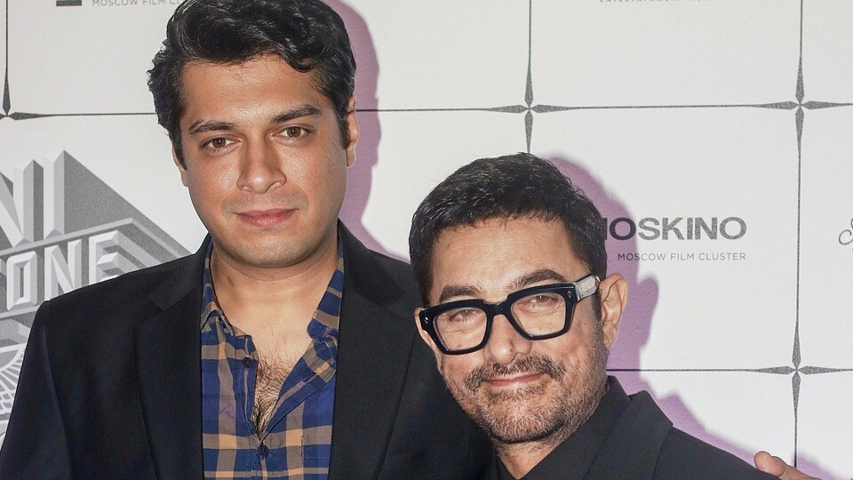 বিবাহযোগ্য ছেলে জুনায়েদ পাশে দাঁড়িয়ে, ‘দাদু হওয়ার বয়সে ৩য় বিয়ে’, ট্রোলড আমির (PTI)