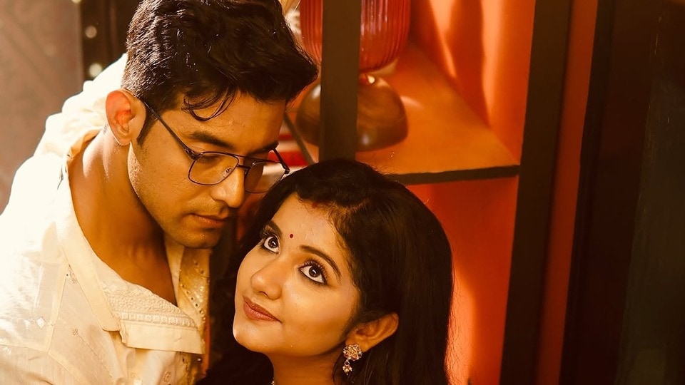 ‘TRP আসুক না আসুক…’, লাল শাড়িতে ছুটিকে দেখে বেসামাল অভি! কী বার্তা রণজয়ের?