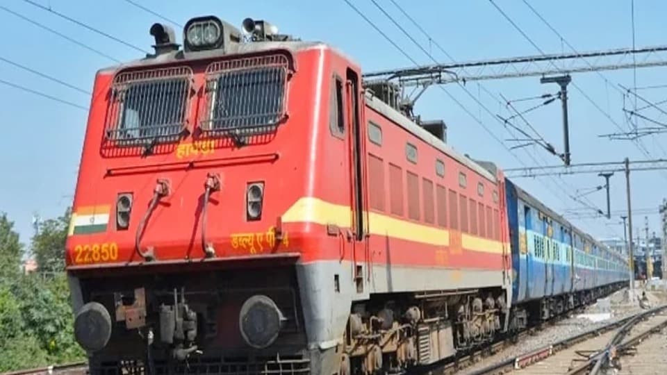 <p>రూట్ 1: అయోధ్య-కాశీ-వైద్యనాథ్ పుణ్యక్షేత్ర యాత్ర ఈ ప్రత్యేక ప్యాకేజీ మొత్తం 9 రాత్రులు, 10 రోజుల పాటు సాగుతుంది. ప్రయాణం, వసతి, శాకాహార భోజన వసతి, రైలులో సెక్యూరిటీ, ట్రావెల్ ఇన్సూరెన్స్ వంటి సేవలన్నీ ఐఆర్‌సీటీసీనే చూసుకుంటుంది. ఈ యాత్రలో గయలోని విష్ణుపాద దేవాలయం, కాశీ విశ్వనాథ ఆలయం, కాశీ కారిడార్, కాశీ విశాలాక్షి, అన్నపూర్ణా దేవి ఆలయాలు, సాయంత్రం వేళ జరిగే గంగా హారతి వీక్షణ, అయోధ్యలోని రామజన్మభూమి, హనుమాన్‌గఢీ</p><p>ప్రయాగ్‌రాజ్ త్రివేణి సంగమం, ఝార్ఖండ్‌లోని ప్రసిద్ధ బాబా వైద్యనాథ్ జ్యోతిర్లింగ ఆలయాలను సందర్శించవచ్చు.</p>