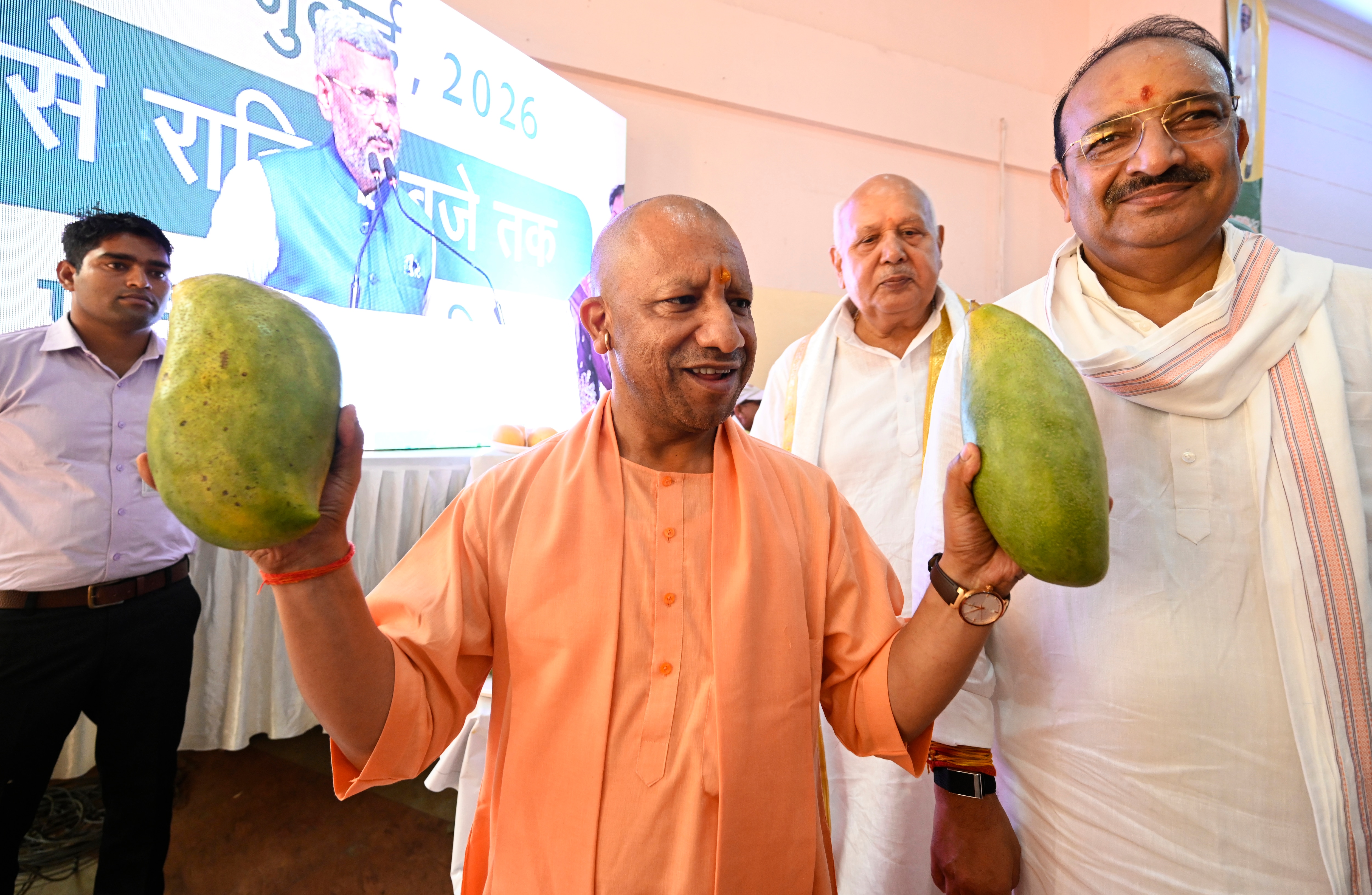 Chief Minister Yogi Adityanath displaying the jumbo size Haathi Jhool variety (Photo: Deepak Gupta/HT)