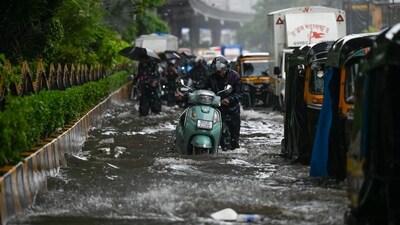 Rain-triggered waterlogging slows traffic on Mumbai's Andheri-Ghatkopar Road. For the next 24 hours, rainfall is expected to continue across Mumbai and its surrounding areas. Heavy to very heavy rain is likely at several places (HT/Raju Shakuntala Shinde) Rain-triggered waterlogging slows traffic on Mumbai's Andheri-Ghatkopar Road. For the next 24 hours, rainfall is expected to continue across Mumbai and its surrounding areas. Heavy to very heavy rain is likely at several places (HT/Raju Shakuntala Shinde)