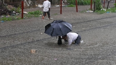 Commuters navigate a waterlogged stretch of Chunabhatti Railway station after heavy showers. Heavy rainfall has been forecast between July 4 and July 6 for Mumbai city and the districts of Raigad, Thane, Palghar, Ratnagiri and Sindhudurg. (HT/Raju Shakuntala Shinde) Commuters navigate a waterlogged stretch of Chunabhatti Railway station after heavy showers. Heavy rainfall has been forecast between July 4 and July 6 for Mumbai city and the districts of Raigad, Thane, Palghar, Ratnagiri and Sindhudurg. (HT/Raju Shakuntala Shinde)