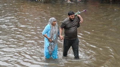 Commuters navigate waterlogged LBS Road in Mumbai's Kurla amid heavy rainfall. India Meteorological Department (IMD) officials have forecast heavy to extremely heavy rain and strong winds in Mumbai (HT/Raju Shakuntala Shinde) Commuters navigate waterlogged LBS Road in Mumbai's Kurla amid heavy rainfall. India Meteorological Department (IMD) officials have forecast heavy to extremely heavy rain and strong winds in Mumbai (HT/Raju Shakuntala Shinde)