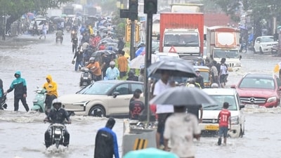 Waterlogging disrupts traffic on LBS Road in Kurla after heavy rains. (HT/Raju Shakuntala Shinde) Waterlogging disrupts traffic on LBS Road in Kurla after heavy rains. (HT/Raju Shakuntala Shinde)