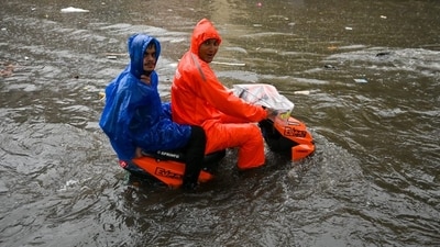 Commuters ride through a waterlogged stretch of Andheri-Ghatkopar Road after heavy monsoon rains lashed Mumbai. For the next 24 hours, rainfall is expected to continue across Mumbai and its surrounding areas. Several places may receive up to 200 mm of rain in 12 hours. (HT/Raju Shakuntala Shinde) Commuters ride through a waterlogged stretch of Andheri-Ghatkopar Road after heavy monsoon rains lashed Mumbai. For the next 24 hours, rainfall is expected to continue across Mumbai and its surrounding areas. Several places may receive up to 200 mm of rain in 12 hours. (HT/Raju Shakuntala Shinde)