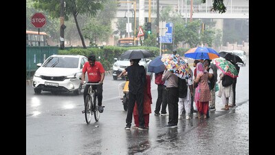 Commuters amid drizzle at Azad Pur area in North Delhi on Saturday. (Hindustan Times) Commuters amid drizzle at Azad Pur area in North Delhi on Saturday. (Hindustan Times)
