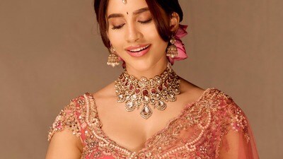 <p>నాగబంధం లాంటి భారీ ప్రాజెక్ట్ లో నటించిన నభా నటేష్.. ఇప్పుడు నిఖిల్ ‘స్వయంభు’ అనే మరో భారీ సినిమాతో థియేటర్లకు రాబోతుంది. </p> (instagram-Nabha Natesh)