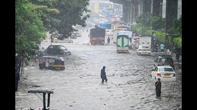 Heavy rainfall caused waterlogging on the Andheri-Ghatkopar road at Sakinaka on Saturday. (Raju Shinde/HT Photo) Heavy rainfall caused waterlogging on the Andheri-Ghatkopar road at Sakinaka on Saturday. (Raju Shinde/HT Photo)