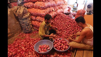 In April, the wholesale price of superior-quality onions was about ₹1,500 per quintal, and that of inferior-quality onions hovered below ₹1,000 per quintal. (HT) In April, the wholesale price of superior-quality onions was about ₹1,500 per quintal, and that of inferior-quality onions hovered below ₹1,000 per quintal. (HT)