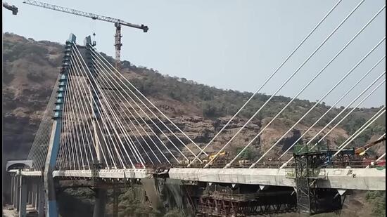 Chief minister Devendra Fadnavis on Saturday said there were ‘only two potholes’ on the newly built Pune-Mumbai Expressway Connecting Link and MSRDC would rectify them. (HT FILE)