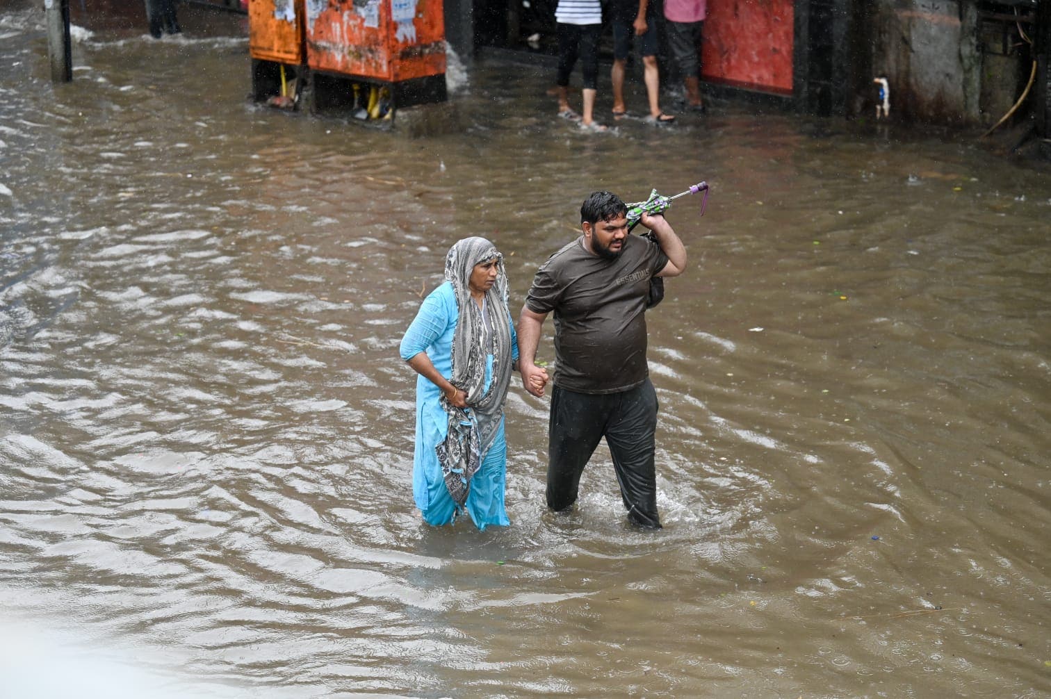 Commuters navigate a waterlogged road in Mumbai's Kurla amid heavy rainfall. (HT/Raju Shakuntala Shinde) Commuters navigate a waterlogged road in Mumbai's Kurla amid heavy rainfall. (HT/Raju Shakuntala Shinde)