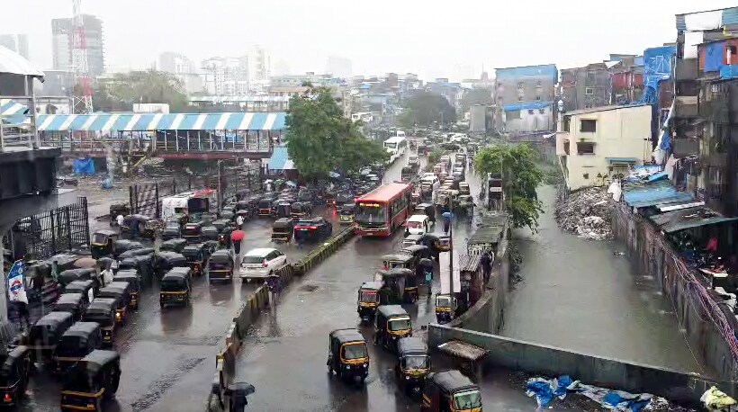 Commuters make their way through glistening roads at Bandra as the rain lashes parts of the city, in Mumbai on Saturday. (ANI Video Grab) (ANI Video Grab) Commuters make their way through glistening roads at Bandra as the rain lashes parts of the city, in Mumbai on Saturday. (ANI Video Grab) (ANI Video Grab)