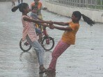 వర్షాల వేళ పిల్లలు ఇలా సందడిగా..