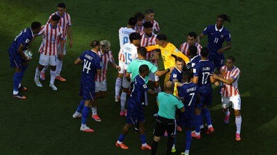 ফ্রান্স বনাম প্যারাগুয়ে ম্যাচে ৯০ মিনিট জুড়ে ছিল ধাক্কাধাক্কি, কড়া ট্যাকল, বাকবিতণ্ডা এবং মানসিক চাপের লড়াই। (Getty Images via AFP) ফ্রান্স বনাম প্যারাগুয়ে ম্যাচে ৯০ মিনিট জুড়ে ছিল ধাক্কাধাক্কি, কড়া ট্যাকল, বাকবিতণ্ডা এবং মানসিক চাপের লড়াই। (Getty Images via AFP)