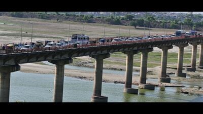 Long queue of vehicles on the Phaphamau bridge on Saturday evening in Prayagraj (Anil Kumar Maurya/HT) Long queue of vehicles on the Phaphamau bridge on Saturday evening in Prayagraj (Anil Kumar Maurya/HT)