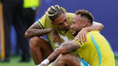 Raphina consoles a crying Neymar Jr after Brazil's Round of 16 exit from the FIFA World Cup against Norway on July 5, (IMAGN IMAGES via Reuters)
