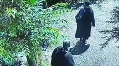 জম্মু-কাশ্মীরের শোপিয়ান জেলায় দুই লস্কর-ই-তইবা (এলইটি) জঙ্গিকে ঘিরে বড়সড় সন্ত্রাসবিরোধী অভিযান চালাচ্ছে ভারতীয় সেনা। জম্মু-কাশ্মীরের শোপিয়ান জেলায় দুই লস্কর-ই-তইবা (এলইটি) জঙ্গিকে ঘিরে বড়সড় সন্ত্রাসবিরোধী অভিযান চালাচ্ছে ভারতীয় সেনা।