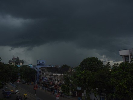 আবহাওয়া দফতর জানিয়েছে, রবিবার দিনভর দক্ষিণবঙ্গের বেশিরভাগ জেলাতেই বৃষ্টির দাপট অব্যাহত থাকবে। 