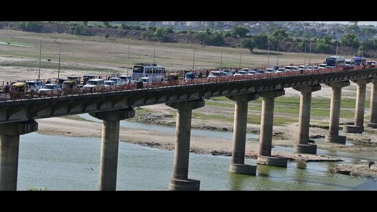 Long queue of vehicles on the Phaphamau bridge on Saturday evening in Prayagraj (Anil Kumar Maurya/HT)