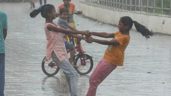 వర్షాల వేళ పిల్లలు ఇలా సందడిగా..