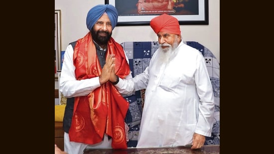 Punjab BJP chief Kewal Singh Dhillon with Dera Sachkhand Ballan’s spiritual head Sant Niranjan Dass. (HT)