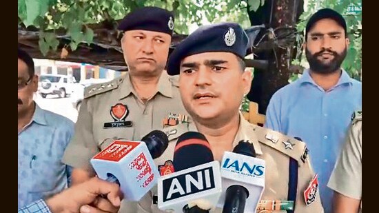 The SIT, headed by an SP-rank official, found sufficient evidence against the two jail officials, leading to the arrests, said Hoshiarpur SSP Sandeep Kumar Malik. (HT)