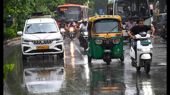 The weather department said cloudy skies and intermittent rainfall are likely to continue through the week (Arvind Yadav/ HT)
