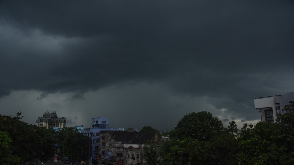 আবহাওয়া দফতর জানিয়েছে, রবিবার দিনভর দক্ষিণবঙ্গের বেশিরভাগ জেলাতেই বৃষ্টির দাপট অব্যাহত থাকবে। (Amit Ghosh)