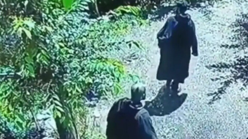 জম্মু-কাশ্মীরের শোপিয়ান জেলায় দুই লস্কর-ই-তইবা (এলইটি) জঙ্গিকে ঘিরে বড়সড় সন্ত্রাসবিরোধী অভিযান চালাচ্ছে ভারতীয় সেনা।