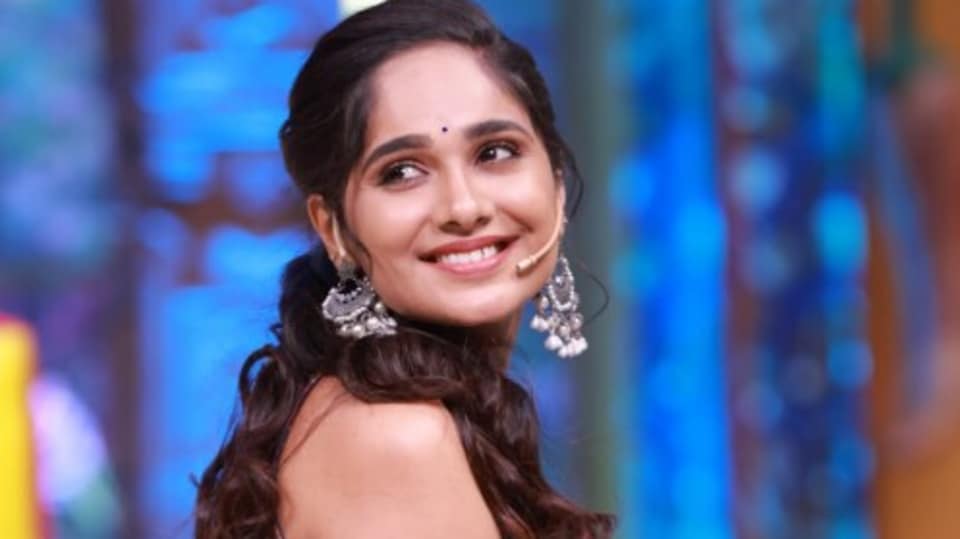 <p>తేజస్విని గౌడ్ ప్రస్తుతం తెలుగులో ‘కూకు విత్ జాతిరత్నాలు’ సీజన్ 2 షోలో కుక్ గా పోటీ పడుతోంది. </p>(instagram-Tejaswini Gowda)