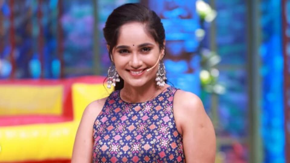 <p>బుల్లితెర బ్యూటీ తేజస్విని గౌడ లేటెస్ట్ ఫొటోలు సోషల్ మీడియాలో వైరల్ గా మారాయి. నవ్వులు చిందించిన ఈ భామ పిక్స్ చక్కర్లు కొడుతున్నాయి. </p>(instagram-Tejaswini Gowda)