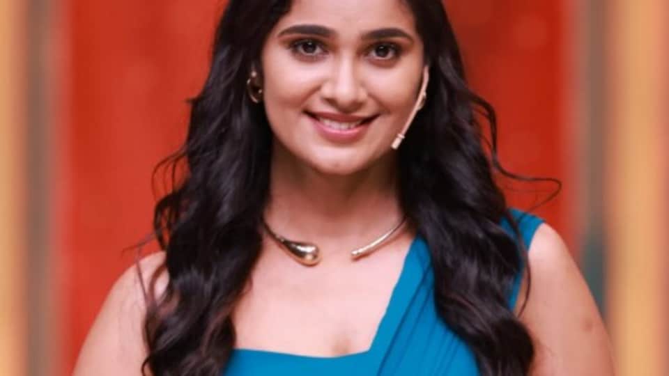 <p>సీరియల్స్ తో పాపులారిటీ తెచ్చుకున్న తేజస్విని గౌడ బుల్లితెరపై తన అందంతో అదరగొడుతోంది. అమర్ దీప్ ను తేజస్విని పెళ్లి చేసుకున్న సంగతి తెలిసిందే. </p>(instagram-Tejaswini Gowda)