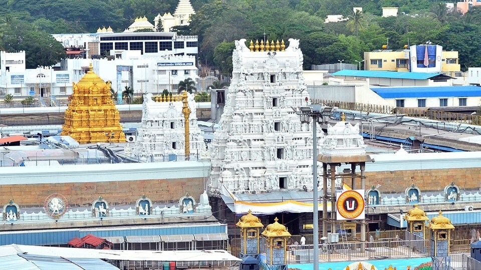 <p>కలియుగ వైకుంఠమైన తిరుమల క్షేత్రంలో శ్రీవారి దర్శనానంతరం భక్తులు అత్యంత పవిత్రంగా, భక్తి శ్రద్ధలతో స్వీకరించే శ్రీవారి లడ్డూ ప్రసాదం విక్రయాలు సరికొత్త రికార్డులను సృష్టిస్తున్నాయి.</p>