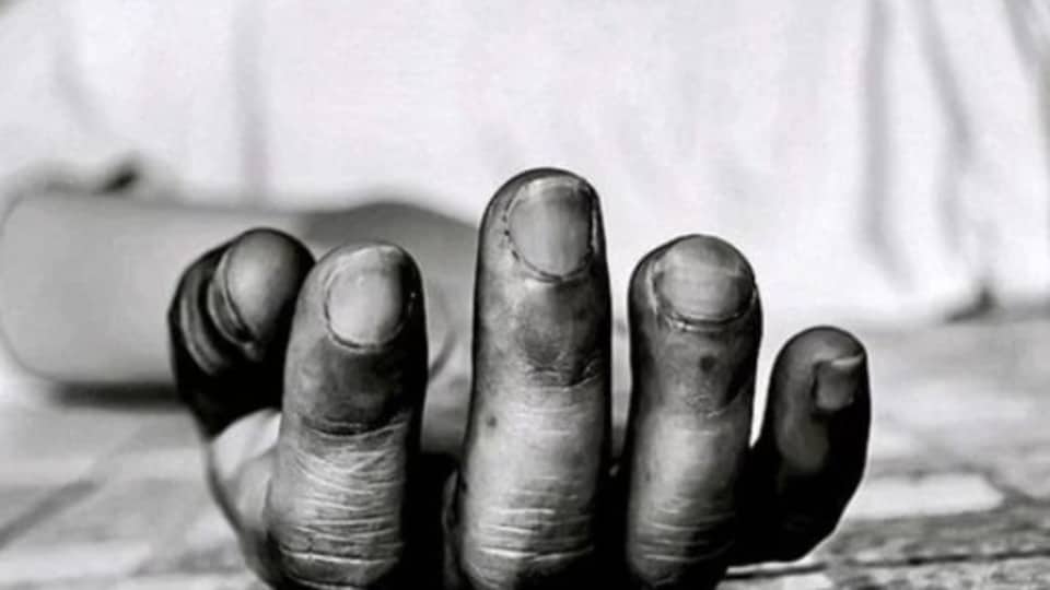 শনিবার সকালে ভাড়াবাড়ি থেকে উদ্ধার হল যুবকের ঝুলন্ত দেহ। একই সময়ে বাড়ির কাছেই রেললাইন থেকে উদ্ধার হয় মহিলার দেহ।